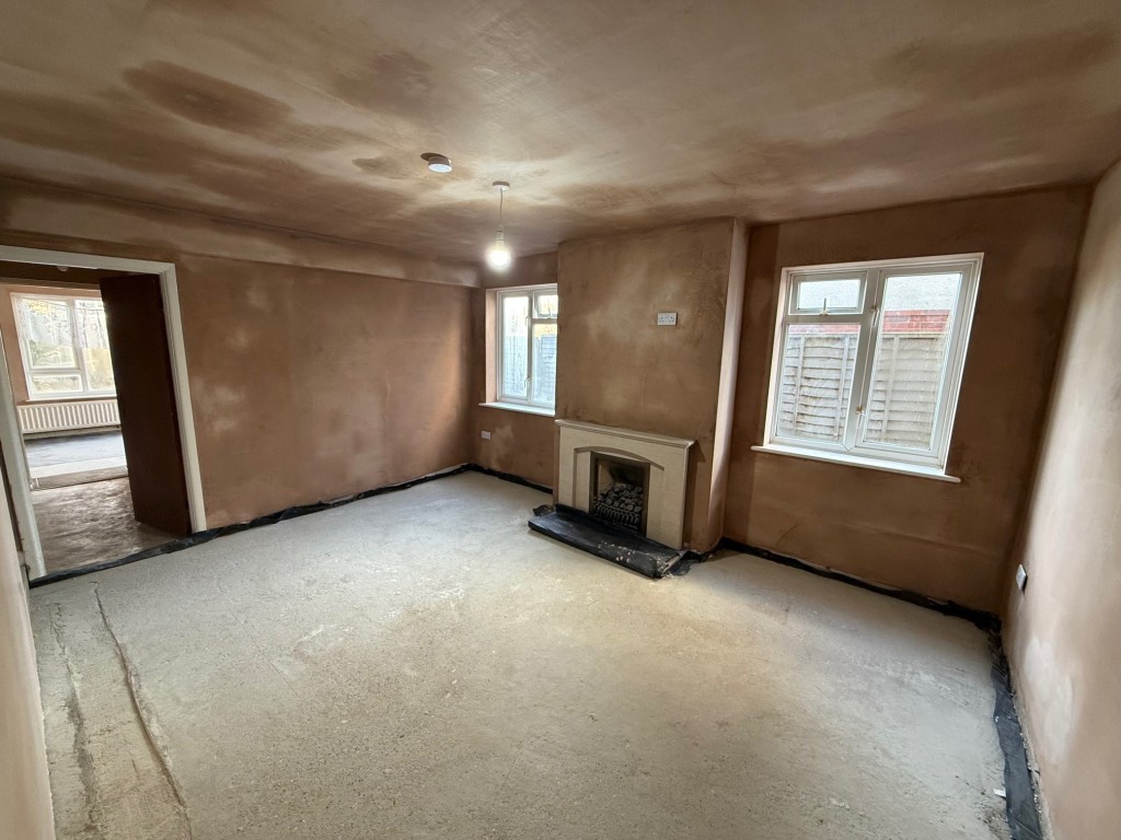 Lot: 120 - HOUSE FOR IMPROVEMENT - Middle reception room with fire place